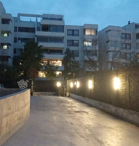 Estacionamiento con tubos LED nuevos